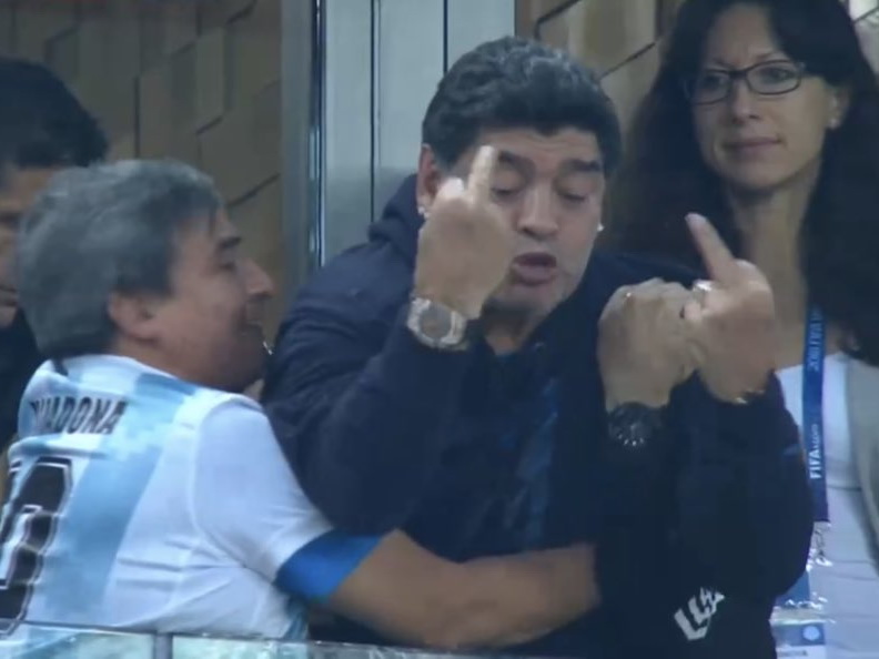 Nigeriya ilə oyunda orta barmağını göstərən Maradonanın vəziyyəti pisləşib – FOTO – VİDEO