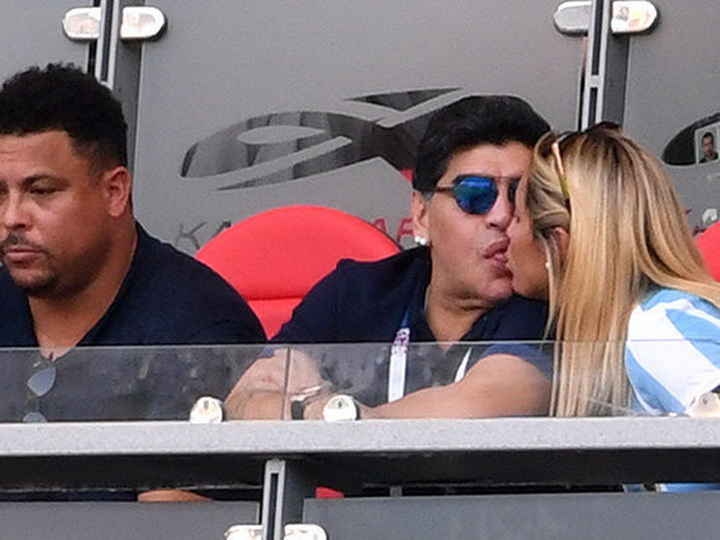 Марадону застукали за страстными поцелуями с моделью, которая младше на 30 лет - ФОТО