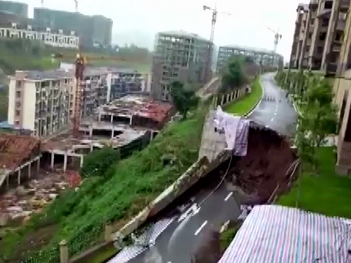 В Китае дожди обрушили 50-метровый участок магистрали - ВИДЕО