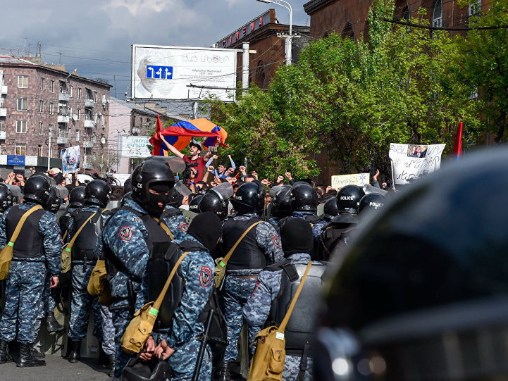 Не хватает профессиональных солдат в Карабахе: Армяне отправляют полицию на линию соприкосновения