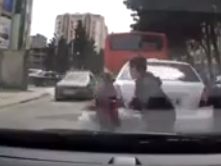 В Баку автомобиль сбил двух детей, внезапно выбежавших на дорогу – ВИДЕО