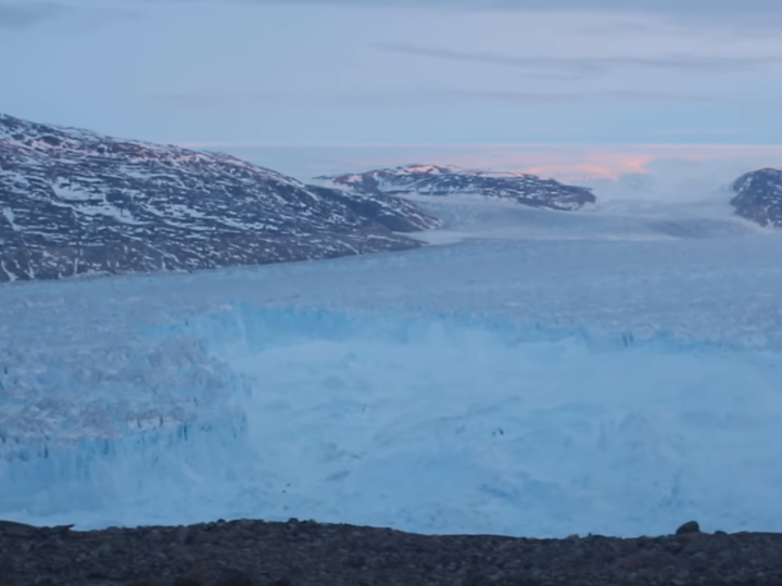 От Гренландии откололся 6,5-километровый айсберг – ВИДЕО