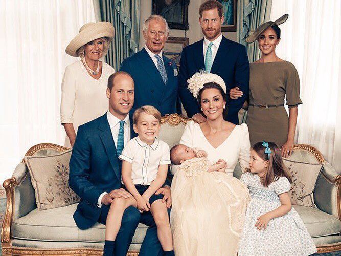 Не вся семья в сборе: Официальные портреты Кейт Миддлтон и принца Уильяма с крещения Луи – ФОТО
