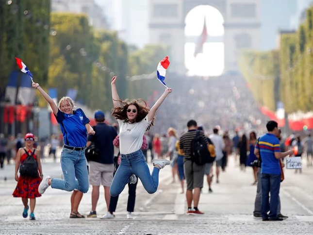 Как французы праздновали победу на ЧМ-2018: В Париже погромы и беспорядки – ФОТО – ВИДЕО