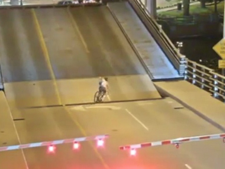 Американская велосипедистка провалилась в разводной мост - ВИДЕО