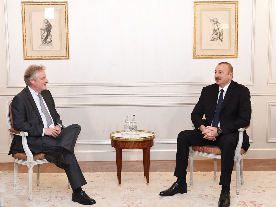 Ильхам Алиев встретился в Париже с генеральным вице-президентом компании Thales International - ФОТО