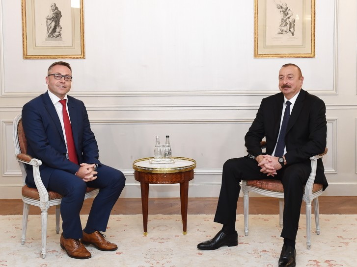 Ильхам Алиев встретился в Париже с президентом компании IVECO France - ФОТО