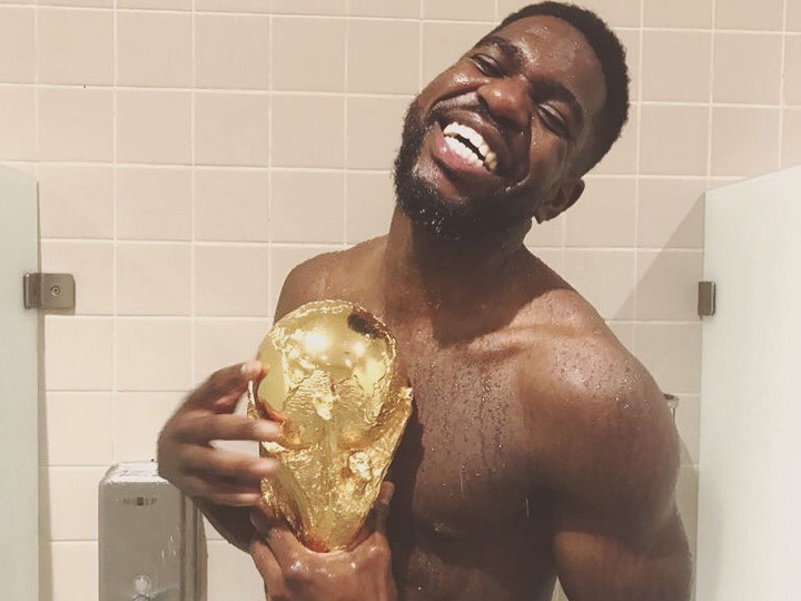 Футболист сборной Франции Умтити принял душ вместе с Кубком мира