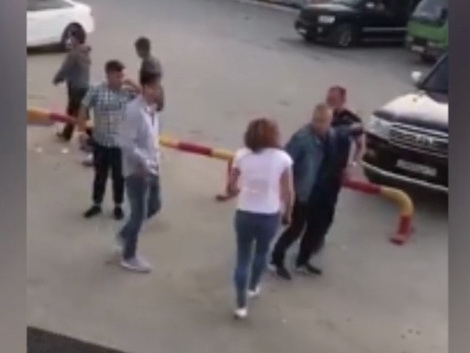 «Равенство полов». Трое мужчин отправили в нокаут женщину - ВИДЕО
