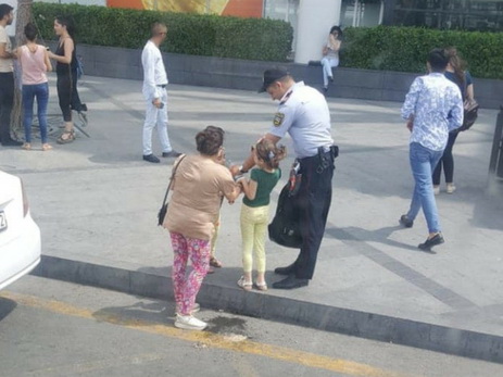 Добрый поступок от полицейского на улицах Баку – ФОТО
