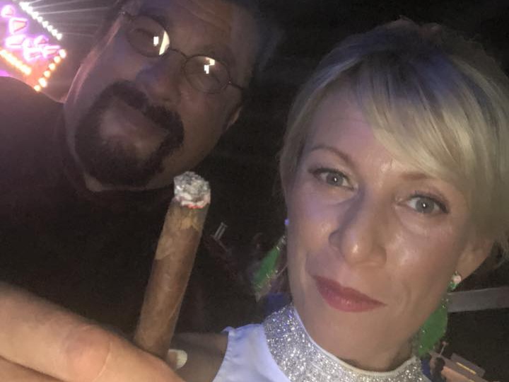 Мария Захарова выкурила сигару со Стивеном Сигалом в Баку – ФОТО