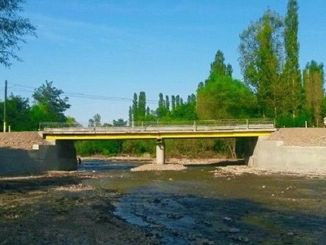 В Шеки местный «Остап Бендер» превратил государственный мост в частный и платный – ФОТО – ВИДЕО