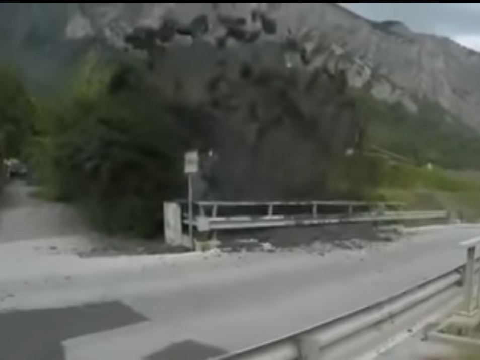 Мощный поток грязи и камней накрыл город в Швейцарии - ВИДЕО