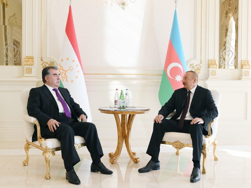 Состоялась встреча президентов Азербайджана и Таджикистана один на один – ФОТО