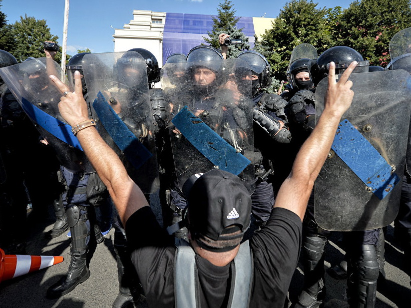 Число пострадавших во время протестов в Румынии выросло до 100 человек