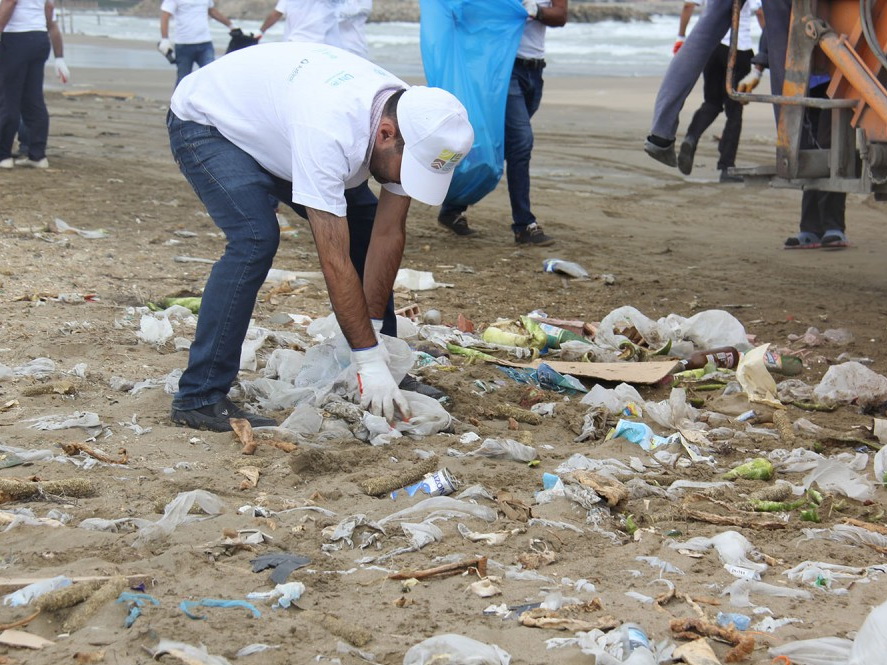 Прошла очередная акция по очистке пляжа в Бузовна по случаю Дня Каспия