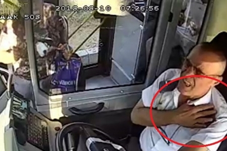 В Турции водитель с инфарктом предотвратил трагедию – ВИДЕО