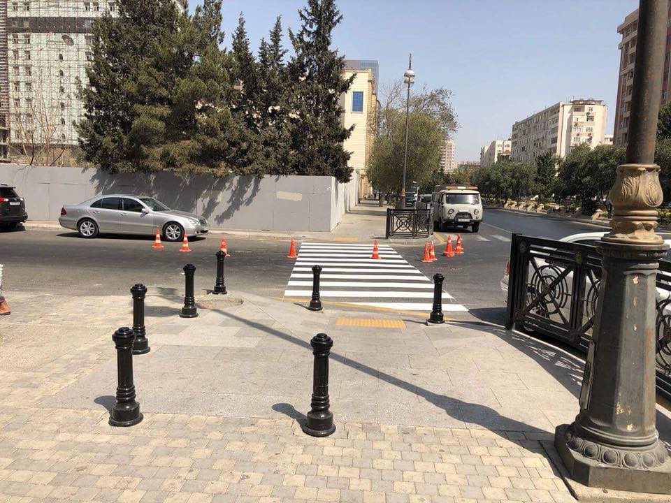 Зачем в Баку ограждают столбиками пандусы на тротуарах? – КОММЕНТАРИЙ – ФОТО