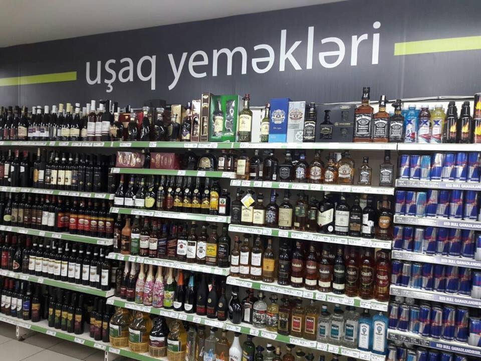 В Баку детям продают алкоголь вместо детского питания? - ФОТО