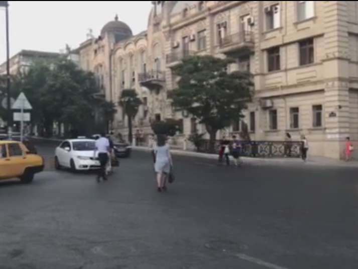 На одной из оживленных улиц Баку хотят установить новые светофор и «зебру» – ВИДЕО