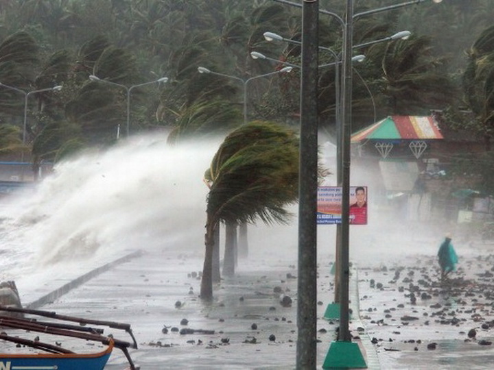 На Филиппинах тайфун «Мангхут» вышел на побережье