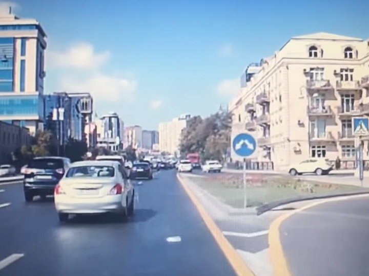 Удивительное решение водителя привело к ДТП в центре Баку - ВИДЕО