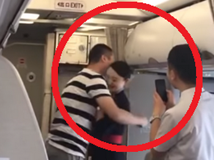Китайская стюардесса лишилась работы из-за предложения выйти замуж - ВИДЕО