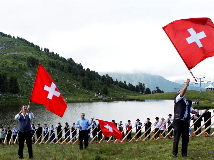 Жителям швейцарской деревни будут раздавать по 2,5 тысячи долларов в месяц
