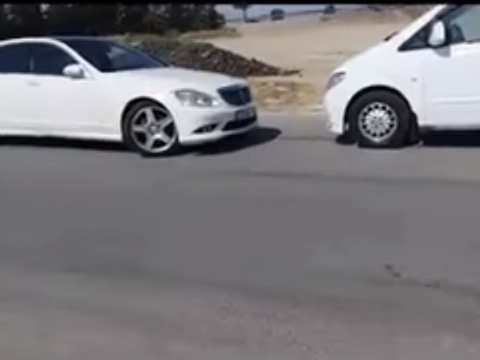 В Баку женщина-водитель выехала на встречку, заблокировала дорогу и ушла – ВИДЕО