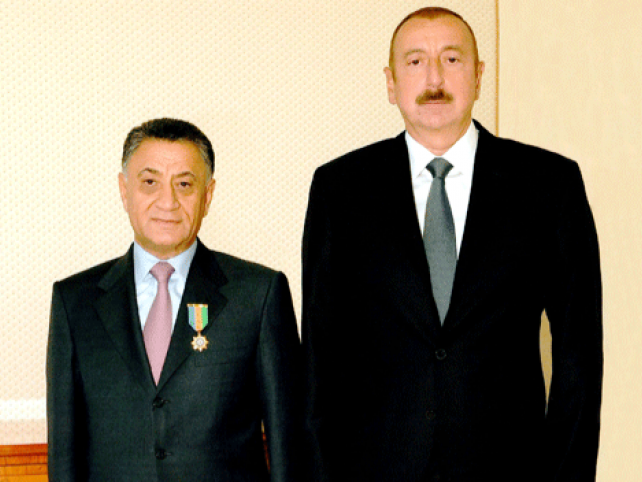 Президент Ильхам Алиев вручил награду Рамилю Усубову – ФОТО