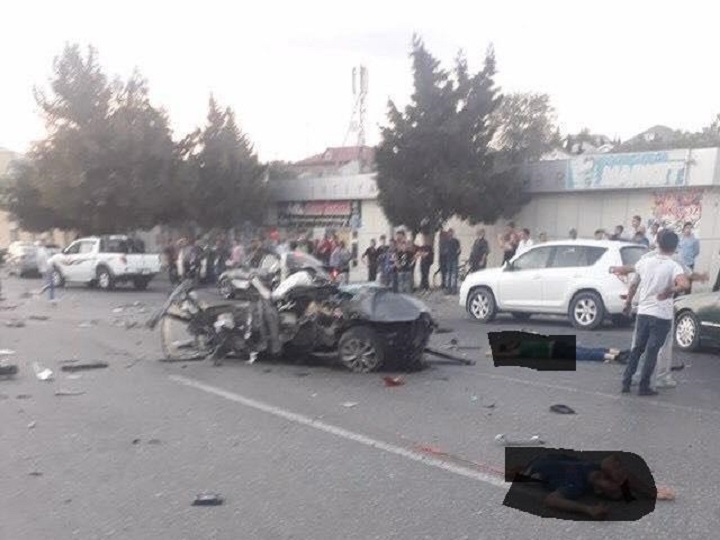 Bakıda dəhşətli qəza: 4 nəfər öldü, sürücü iki yerə parçalandı – VİDEO (+18)