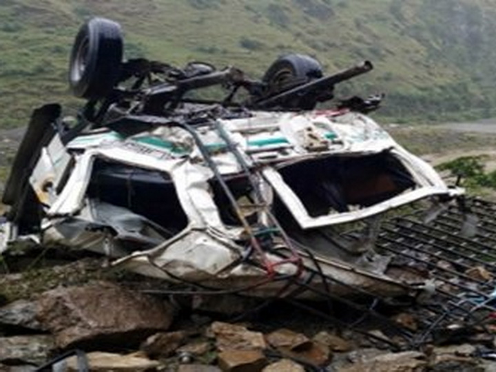 В Индии автобус с пассажирами упал в ущелье, 13 погибших