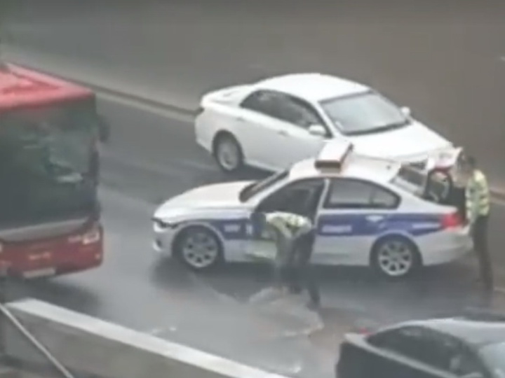 Неравная «схватка»: В Баку инспектор Дорожной полиции мужественно пытался противостоять потоку дождевой воды – ВИДЕО