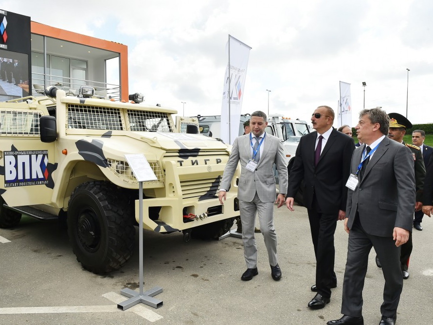 Президент Ильхам Алиев ознакомился с Азербайджанской международной оборонной выставкой ADEX 2018 - ФОТО
