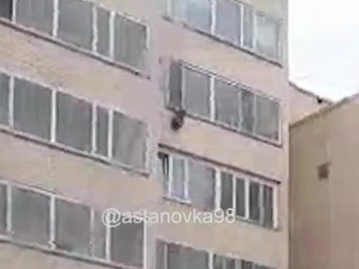 Мужчина спас упавшего с десятого этажа ребенка - ВИДЕО