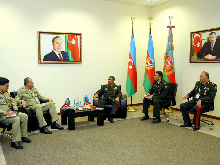 Министр обороны Азербайджана встретился с пакистанской делегацией