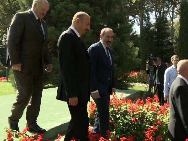 Пашинян подошел к Президенту Ильхаму Алиеву, чтобы поговорить - ВИДЕО