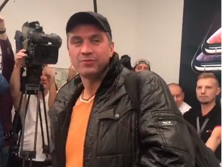 Пьяный первый покупатель нового iPhone в Москве ушел из магазина с пустыми руками – ВИДЕО