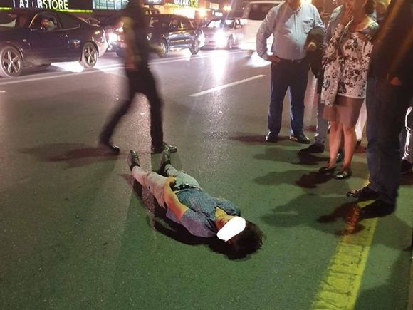 В Баку пешехода сбили прямо над подземным переходом – ФОТО