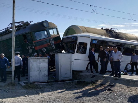 По делу о столкновении автобуса и грузового поезда есть арестованные