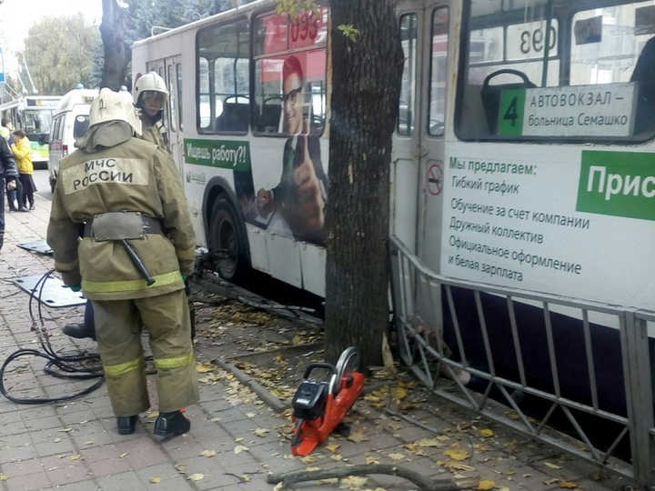 В России троллейбус въехал в толпу людей на остановке: есть жертвы – ФОТО – ВИДЕО