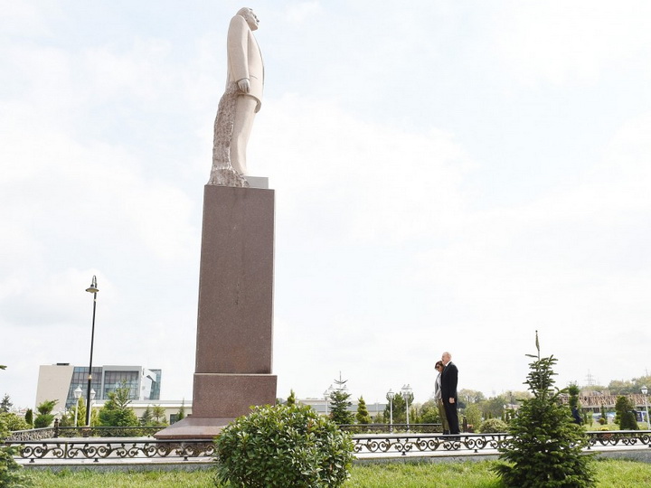 Президент Азербайджана посетил памятник великому лидеру Гейдару Алиеву в Губе