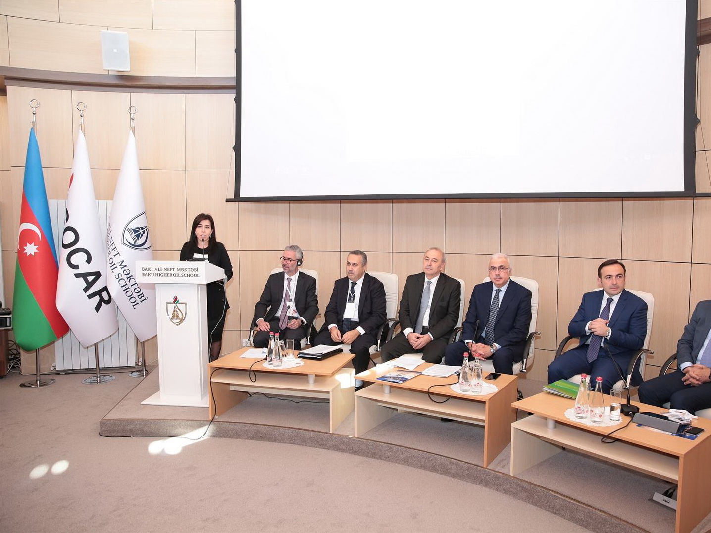 В Баку обсуждают последствия глобальных изменений в энергетической отрасли в регионе Каспия и Центральной Азии - ФОТО