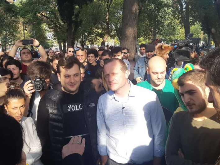 Кандидат в президенты Грузии раздал «косяки», и его задержала полиция - ВИДЕО