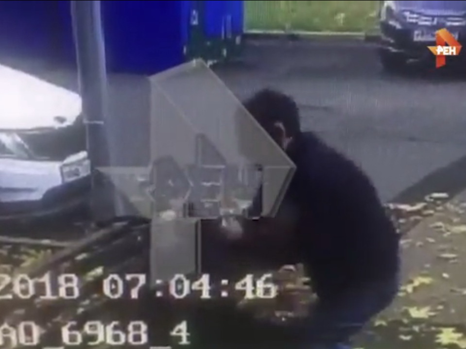 Камера видеонаблюдения сняла, как преступник «изрешетил» мужчину ножом - ВИДЕО