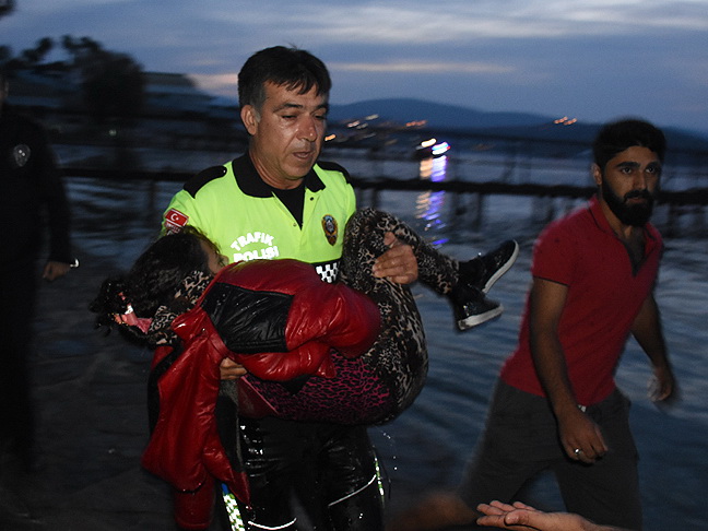 У берегов Турции затонула лодка с мигрантами – ФОТО
