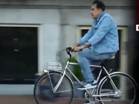 Помогает мама: Михаил Саакашвили рассказал о жизни в Амстердаме – ВИДЕО – ФОТО