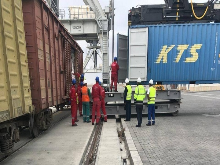 SOCAR Bakı-Tbilisi-Qars dəmir yolu ilə ilk konteyner nəqlini həyata keçirib – FOTO