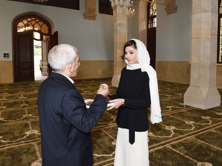 Мехрибан Алиева посетила мечеть и получила Коран в подарок - ФОТО