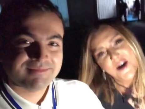 Очнулась - гипс: Зульфия Ханбабаева упала за кулисами, снимая видеоселфи – ВИДЕО